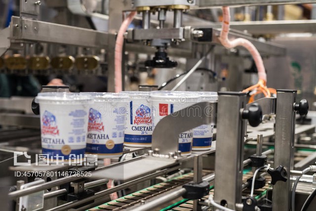 傳送帶上的乳制品Dairy products on a conveyor belt
