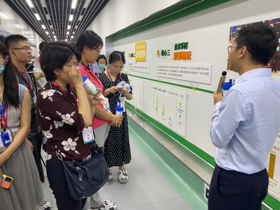 兩岸記者團(tuán)參觀新華西乳業(yè)工廠 見證科技乳品智造